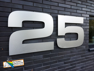 Grote cijfers uit aluminium met een RVS look